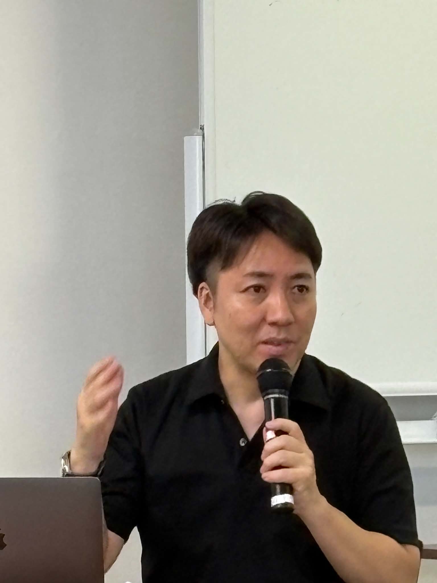 「お父さんだけのセミナー」でマイクを持って話す阿部伸一
