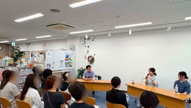 横浜・にしとも広場で不登校経験者2名と阿部伸一が参加者の前で話す様子