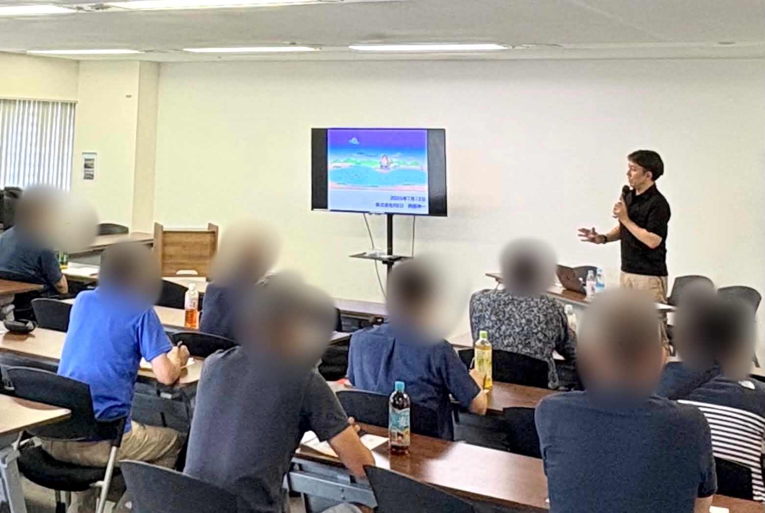 品川の会場で、父親を対象に不登校について講演する阿部伸一と参加者の様子