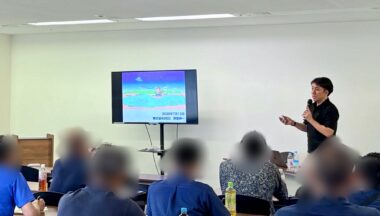 品川で開催された「お父さんだけのセミナー」で父親に向けて講演する阿部伸一