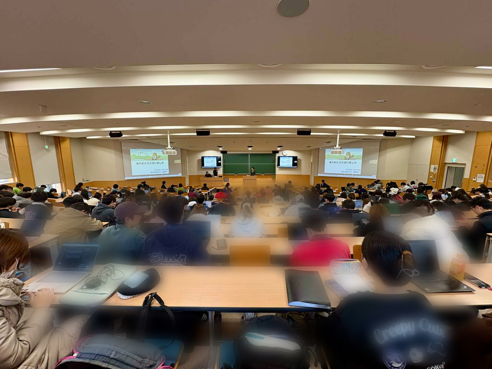 大学の大講義室で行われた「人間学」の講演会場全体の様子