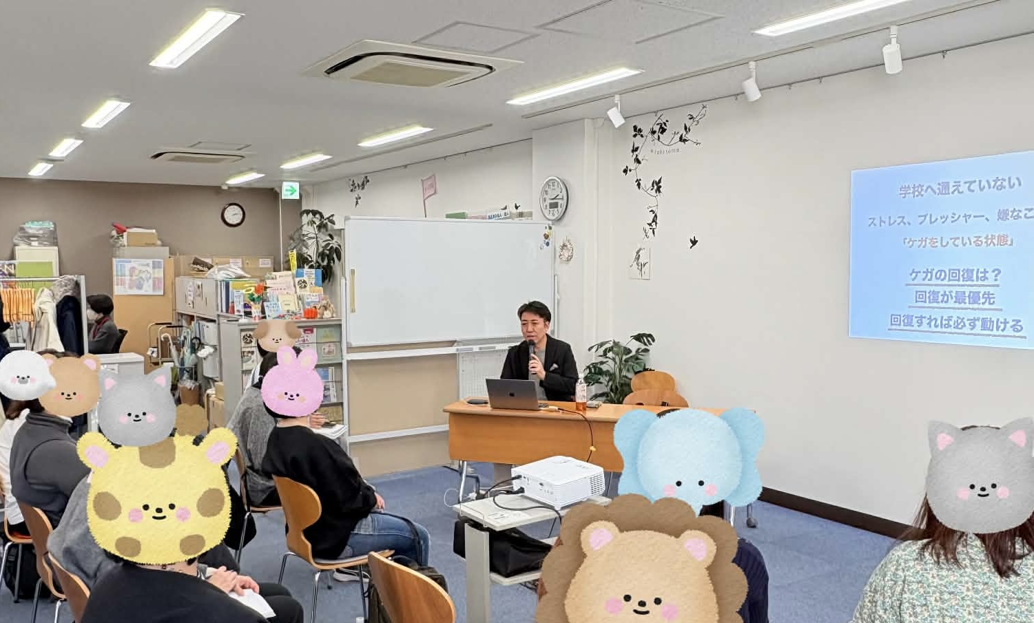 不登校からの進路選びについてスライドを使って話す講師と会場の様子