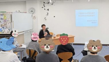 横浜市西区のにしとも広場で行われた「不登校からの進路選び」講演の様子